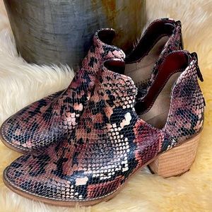 Blondo snake print bootie